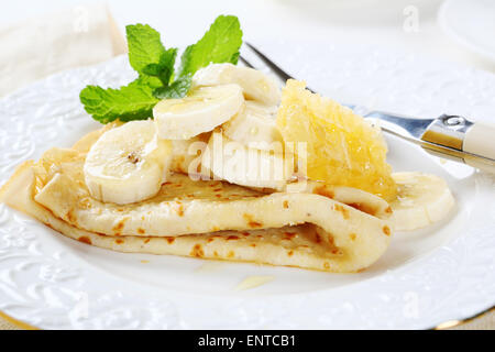 Pfannkuchen auf einem weißen Teller, Essen Stockfoto