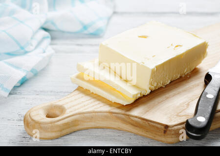 Frische Milch Butter an Bord, Essen Stockfoto