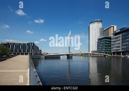 Fußgängerbrücke verbindet das ITV und BBC TV-Studios, Medienstadt, Salford Quays, Manchester, England Stockfoto