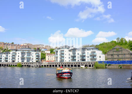 Eine Fähre mit Haifischzähnen gemalt auf der Vorderseite kreuzt das Wasser im Hafen von Bristol. Stockfoto