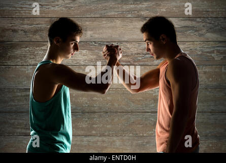 zwei junge Männer Armdrücken Stockfoto