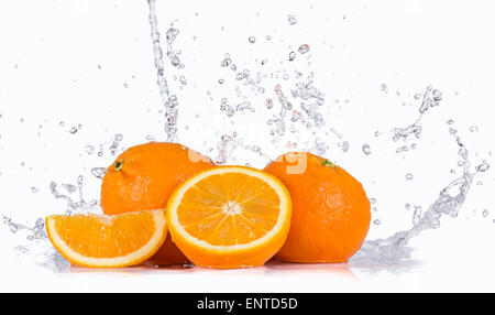 Orangen mit Wasser spritzt auf weißem Hintergrund Stockfoto