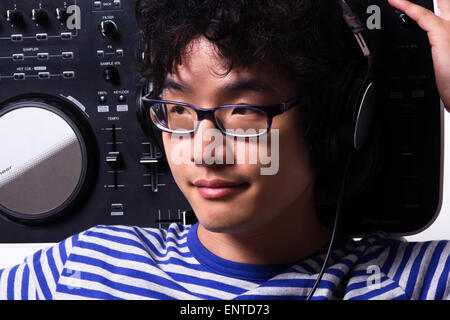 Asiatische junger Mann sucht Weg halten Digital drehen Tabelle tragen Kopfhörer Stockfoto