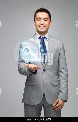 glücklich Kaufmann zeigt virtuelle Projektion Stockfoto