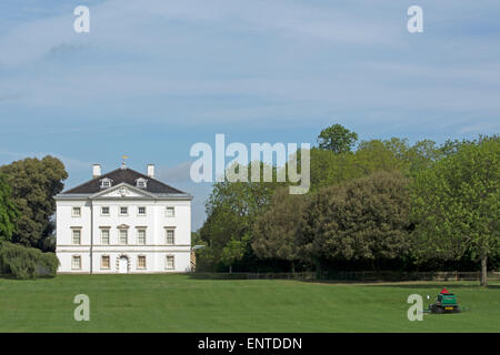 Rasen wird gemäht im marble Hill Park, dem Gelände des marble Hill House, Twickenham, Middlesex, england Stockfoto