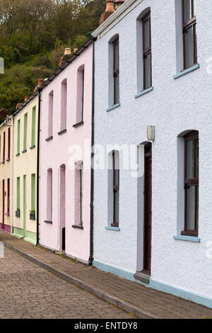 Pastellfarbene Hafenhütten im Lower Fishguard aka Abergwaun im Pembrokeshire Coast National Park, Wales, Großbritannien im Mai Stockfoto