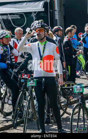 2015 Tour de Yorkshire, Roundhay Park, Leeds, West Yorkshire, Mann Trinkwasser nach dem Rennen Stockfoto