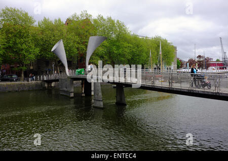 Fußgänger überqueren Bristol Hafen mit Peros Brücke Fußgängerbrücke in Bristol. Stockfoto