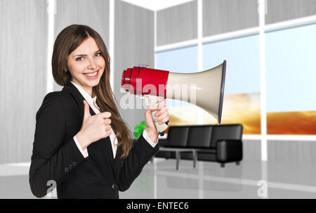 Geschäftsfrau mit Megaphon Stockfoto