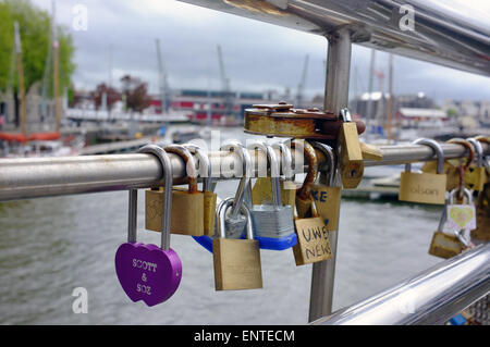 Paddocks an das Geländer auf der Pero Bridge in Bristol Hafen befestigt. Stockfoto