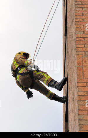 UK Feuerwehrmann Ausbildung in rettungstechniken mit Hilfe von Seilen in Schottland, Großbritannien, Europa Stockfoto