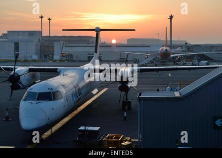 Sonnenaufgang über dem internationalen Flughafen Glasgow Schottland, Vereinigtes Königreich. Stockfoto