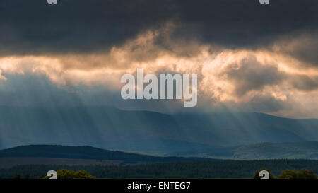 Licht bricht durch die Wolken auf der Galloway Hills, Dumfries and Galloway, Schottland, UK Stockfoto