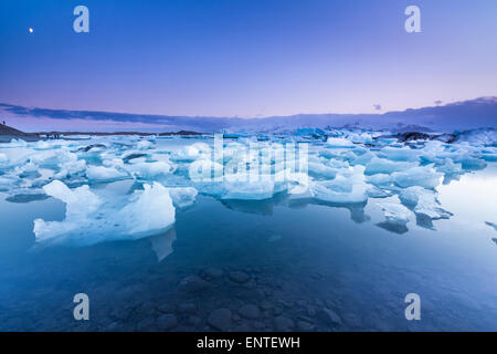 Island-Landschaft - Sonnenuntergang und der Mond am Jökulsárlón Lagune, Vatnajökull-Nationalpark, Island Stockfoto