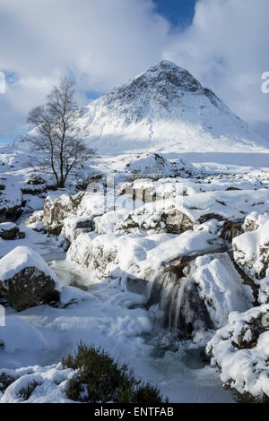 Buachaille Etive Mor Berg schottische Landschaft und Fluss Coe, Glen Coe im Schnee im Winter, Highlands, Schottland, Großbritannien Stockfoto