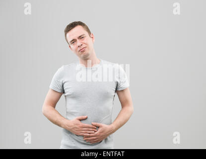 Vorderansicht des kaukasischen Jüngling mit Magenverstimmung Stockfoto