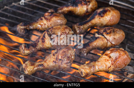 Leckere Hähnchen Beine am Gartengrill, Nahaufnahme Stockfoto