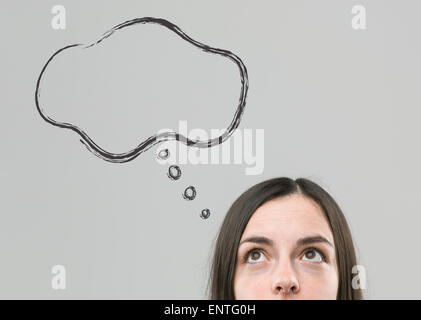 Blick auf die junge Frau blickte auf leere Blase denken beschnitten Stockfoto