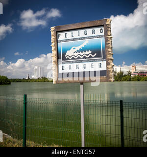 Warnschild - Gefahr Krokodile, im freien Stockfoto