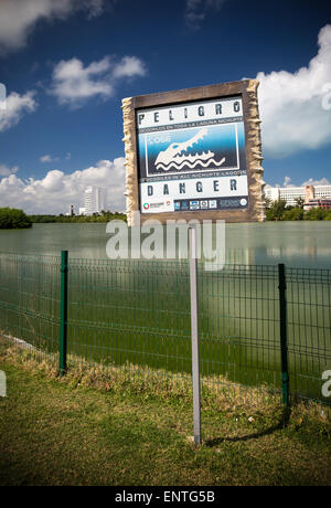 Cancún, Mexiko - 3. Februar 2015: Krokodile Warnzeichen auf der Lagune Nichupte in Cancun Stockfoto