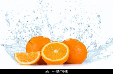 Orangen mit Wasser spritzt auf weißem Hintergrund Stockfoto