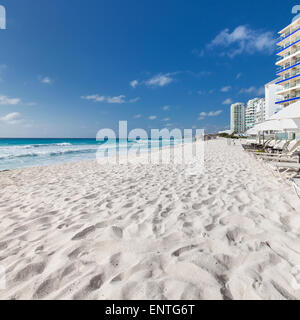 Karibik-Strand mit Sonnenschirmen und Betten. Urlaub-Konzept Stockfoto