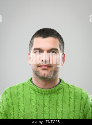 Vorderansicht des kaukasischen Mann mit leeren Ausdruck. echte Menschen Porträt Stockfoto