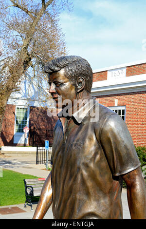 John F Kennedy, JFK Museum in Hyannis Port Massachusetts. Die Statue zeigt die Zeiten, die würde er die Strände in der Umgebung gehen. Stockfoto