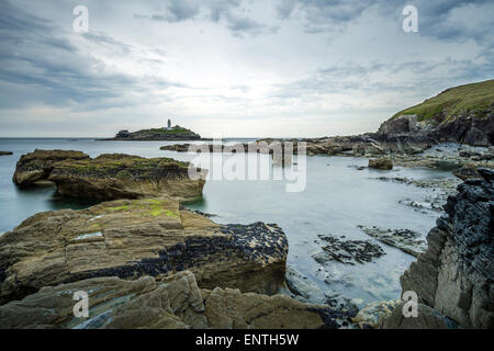 Godrevy Leuchtturm auf Godrevy Insel vom Strand an einem Sommerabend. Eine Langzeitbelichtung geschossen. Stockfoto