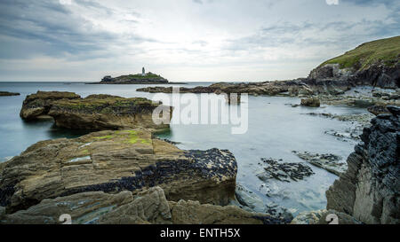 Godrevy Leuchtturm auf Godrevy Insel vom Strand an einem Sommerabend. Eine Langzeitbelichtung geschossen. Stockfoto