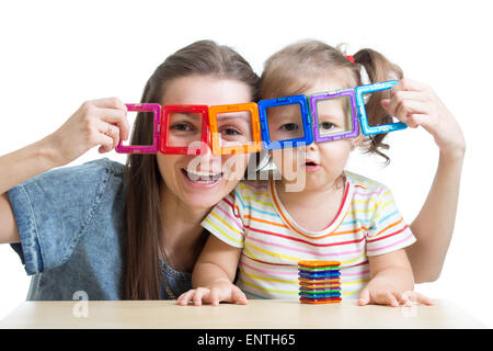 nettes Kind und Mutter, die mit magnetischen Konstruktor Spielzeug spielen Stockfoto