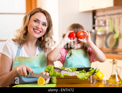 Mutter und Kind viel Spaß beim Kochen in der Küche Stockfoto