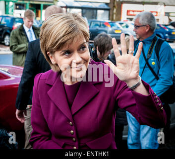 Nicola Sturgeon, Schottlands erster Minister, während die allgemeine Wahlkampagne befragt Stockfoto