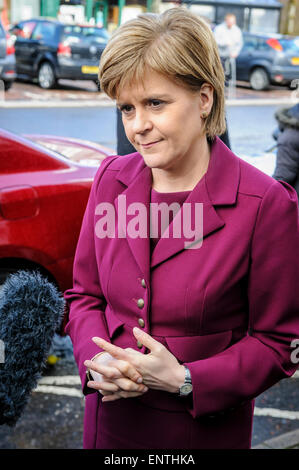 Nicola Sturgeon, Schottlands erster Minister, während die allgemeine Wahlkampagne befragt Stockfoto