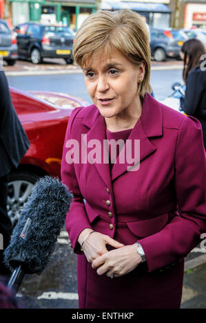 Nicola Sturgeon, Schottlands erster Minister, während die allgemeine Wahlkampagne befragt Stockfoto