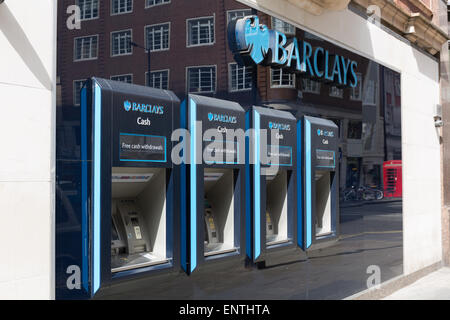 Eine Reihe von vier Barclays Bank Geldautomaten Stockfoto