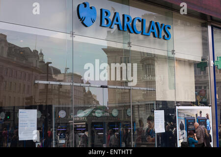 Kunden Queing den Barclays Bank ATM-Automaten in Central London UK Stockfoto