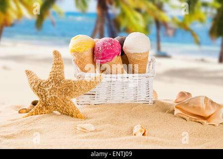 Kugeln Eis am Sandstrand, close-up. Stockfoto