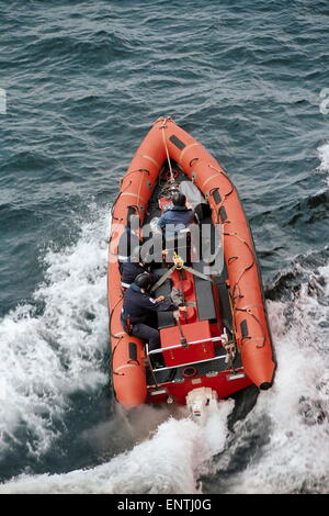 AJAXNETPHOTO. AUF HOHER SEE, KANAL. -BOOT ENTFERNT! -EIN FESTRUMPFSCHLAUCHBOOT GESCHÄLTEN ENTKOMMT NACH DEM START VON EIS-PATROUILLE SCHIFF H.M.S AUSDAUER. FOTO: JONATHAN EASTLAND/AJAX REF: TC4921 6 2A Stockfoto