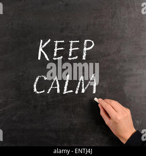 Handschrift mit Kreide auf einer Tafel KEEP CALM Stockfoto