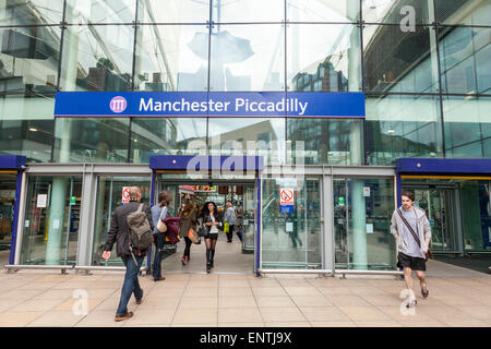 Menschen Sie betreten und verlassen Bahnhof Manchester Piccadilly, Manchester, England, UK Stockfoto
