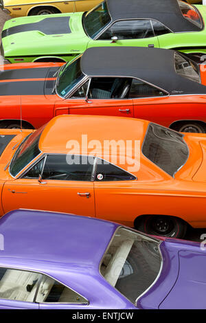 Oldtimer Dodge Charger und Plymouth Roadrunner Muscle-Cars, erhöhte Ansicht Stockfoto