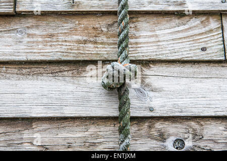 Verknoteten Seil an Wand Stockfoto