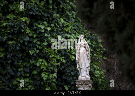 Eine Skulptur der Jungfrau Maria schmückt ein Garde in Zahara De La Sierra, Naturpark Sierra de Grazalema, Provinz Cadiz, Andalusien, Spanien Stockfoto