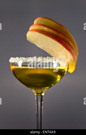 Der Apfel-Schnaps auf einem dunklen Hintergrund Stockfoto