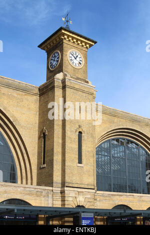 Uhrturm am Kings Cross Bahnhof London, UK Stockfoto