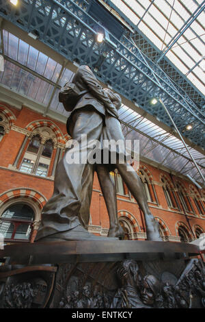 Die Liebhaber-Statue im St Pancras Railway Station London UK Stockfoto