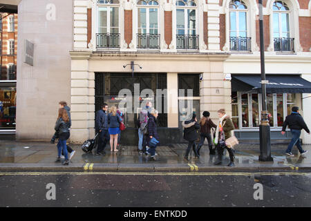 Kunden, die einen Geldautomaten bei einer NatWest bank Stockfoto