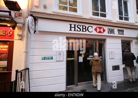Kunden Queing bei einer HSBC Bank-Filiale in Chinatown Central London UK Stockfoto