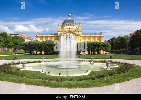 Der Brunnen vor Kunst Pavillon in Zagreb, Kroatien, der berühmten Ausstellungshalle Stockfoto